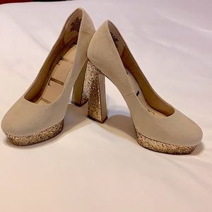 Elle size 6 light tan & gold glitter, 3” platform